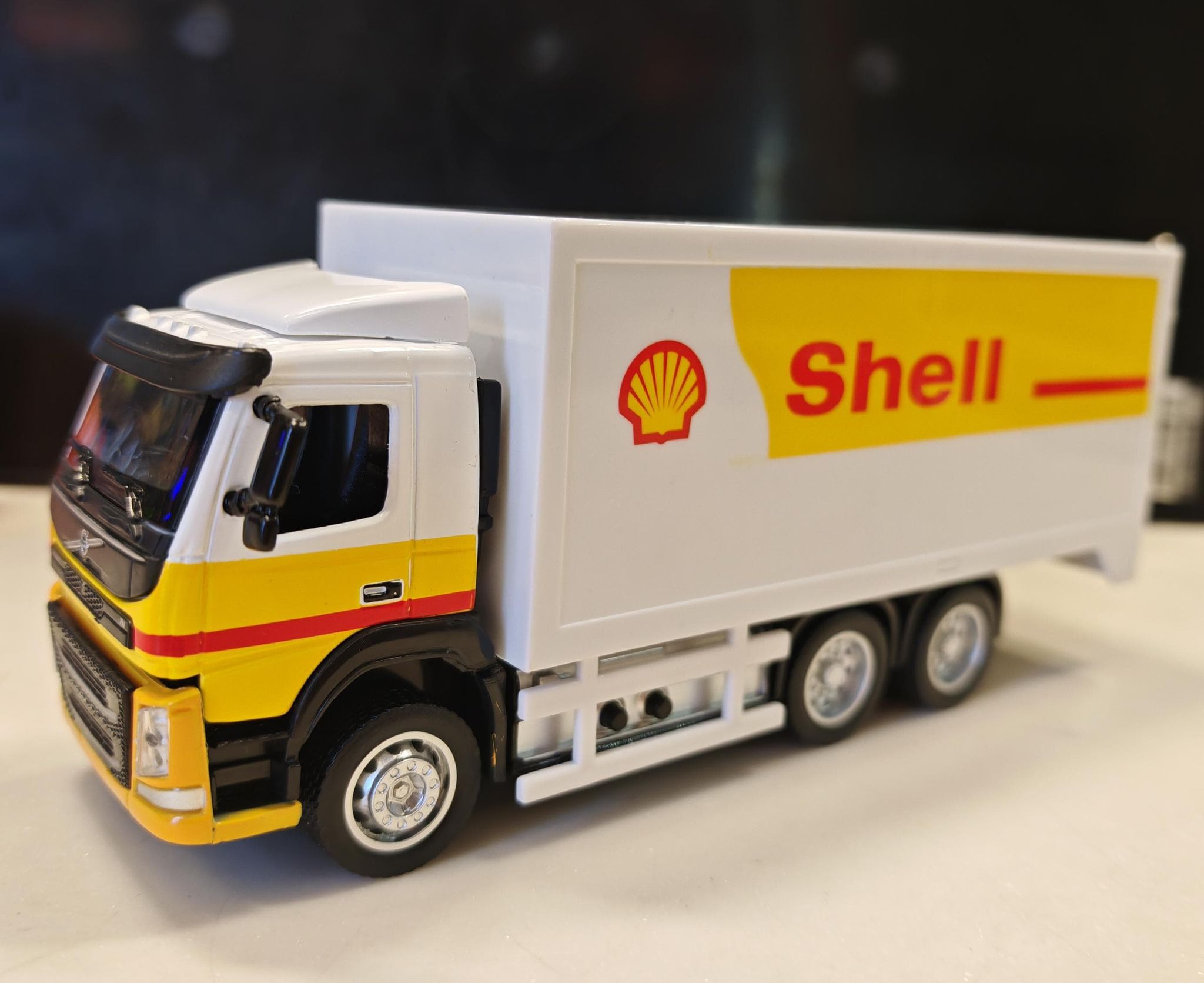 1:50 Shell Volvo Courier Truck_1