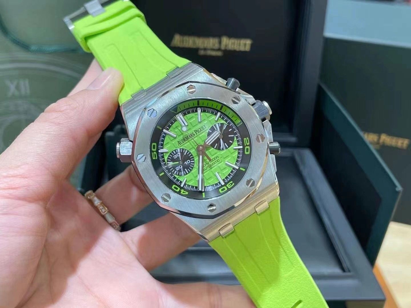 Audemars Piguet Royal Oak Offshore Diver - Green with Black Accents_2