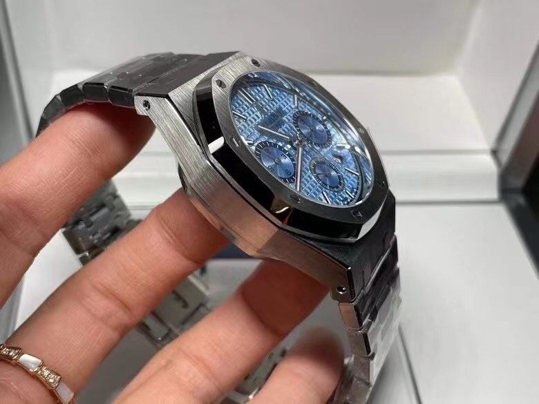 Audemars Piguet Royal Oak Chronograph - Light Blue Dial with Steel Bracelet_4