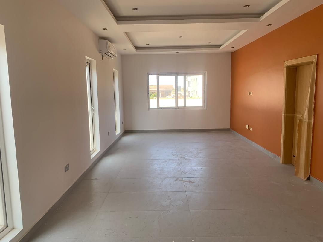 For Sale: Executive 4-Bedroom En-Suite Storey Building with Outhouse in East Airport_8