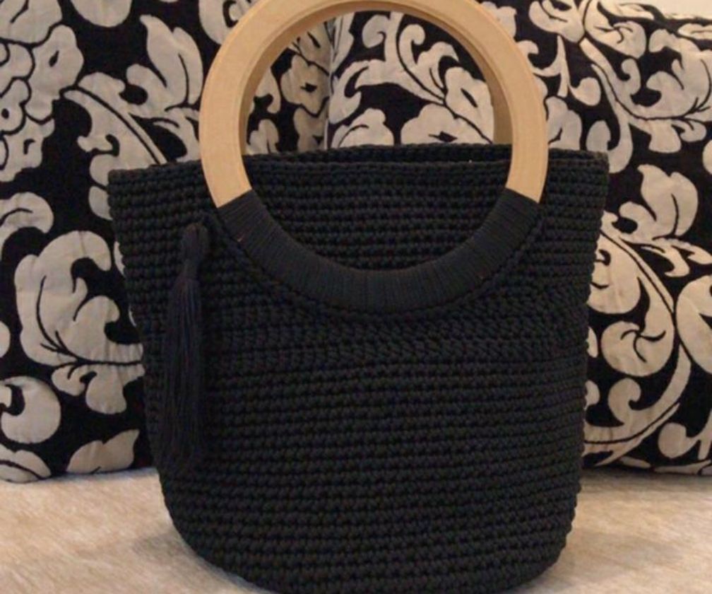 Cartera a crochet con asas de madera_0