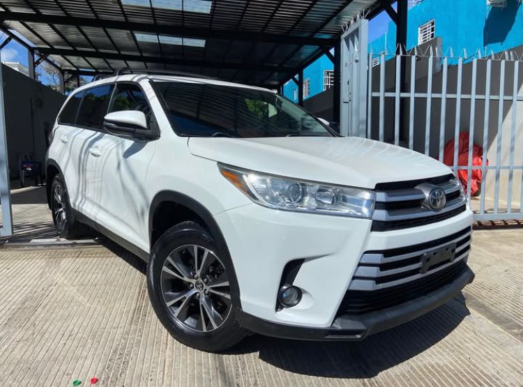 Toyota Highlander LE 2018_1