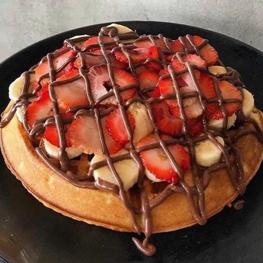 WAFFLE FRESA, PLÁTANO Y NUTELLA_0