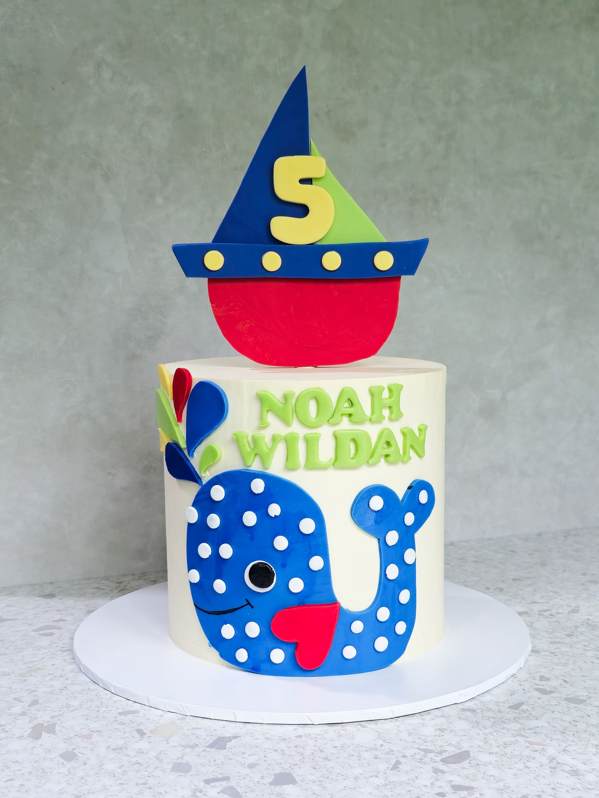 Minimalist whale cake_0
