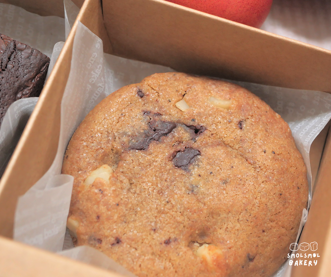 brown butter cookie with dark chocolate & macadamia nuts_2