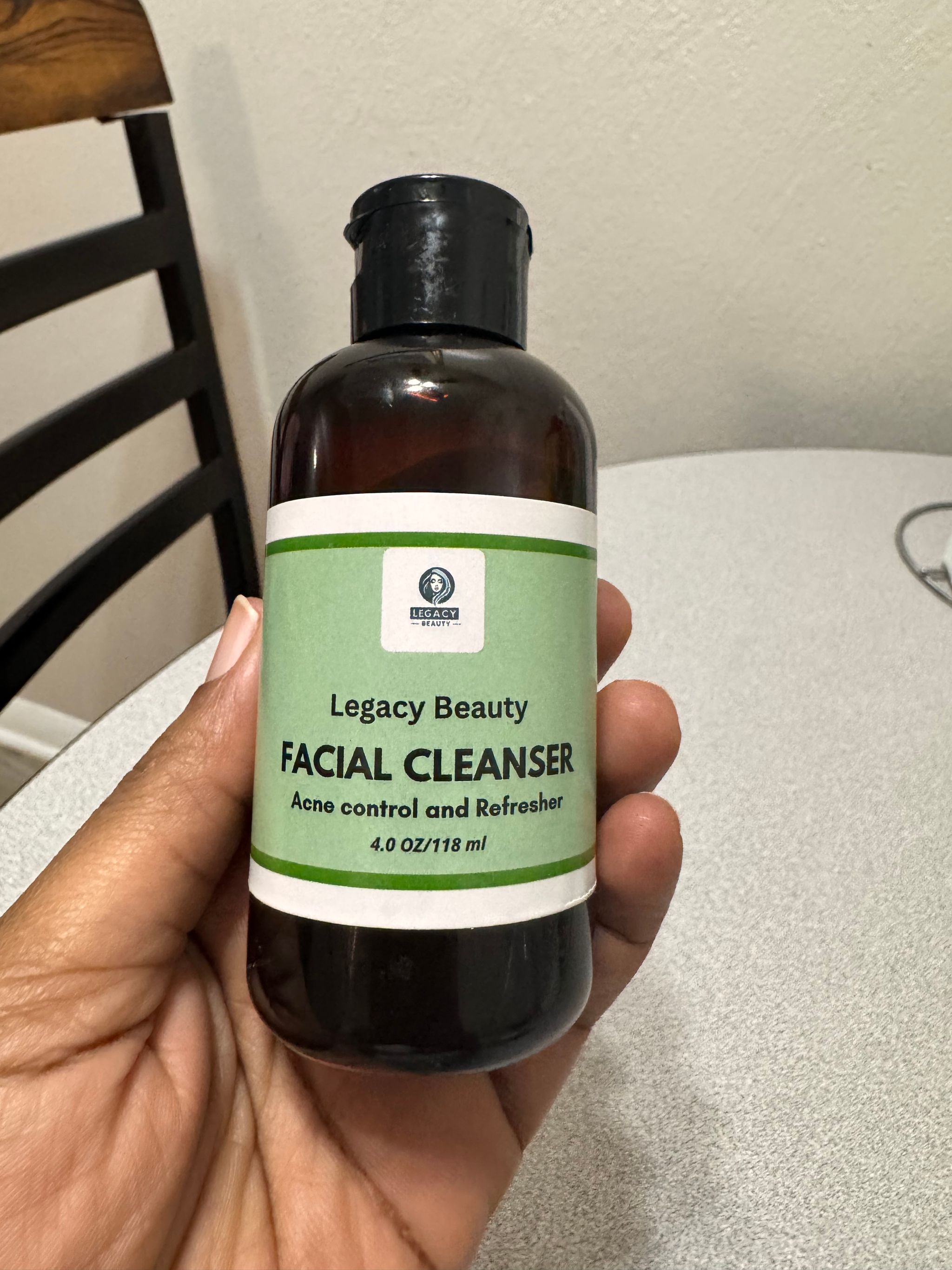 Glowing facial cleanser , acne control and refresher with salicylic acid , hyaluronic acid and tea tree oil _0
