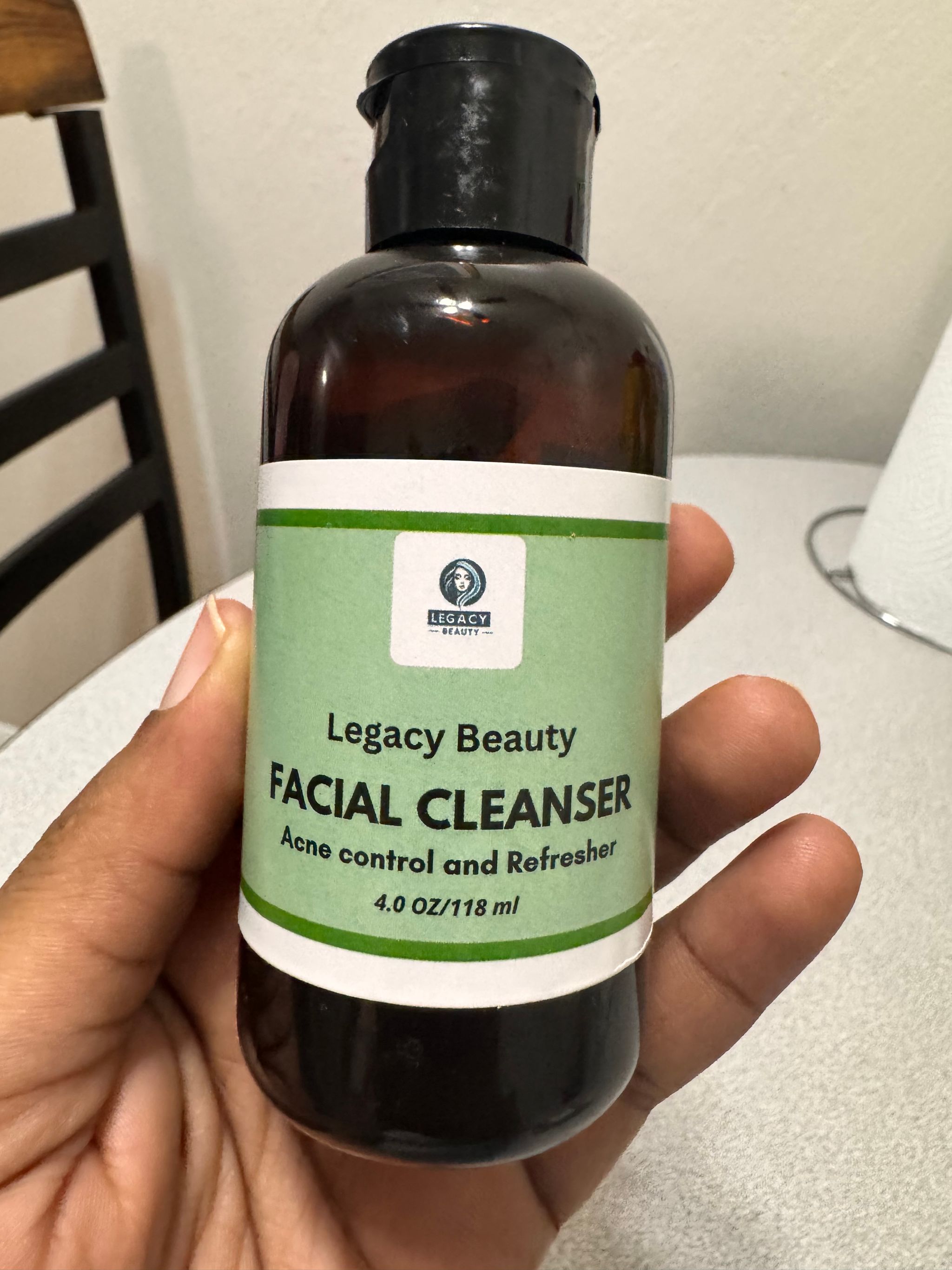 Glowing facial cleanser , acne control and refresher with salicylic acid , hyaluronic acid and tea tree oil _4
