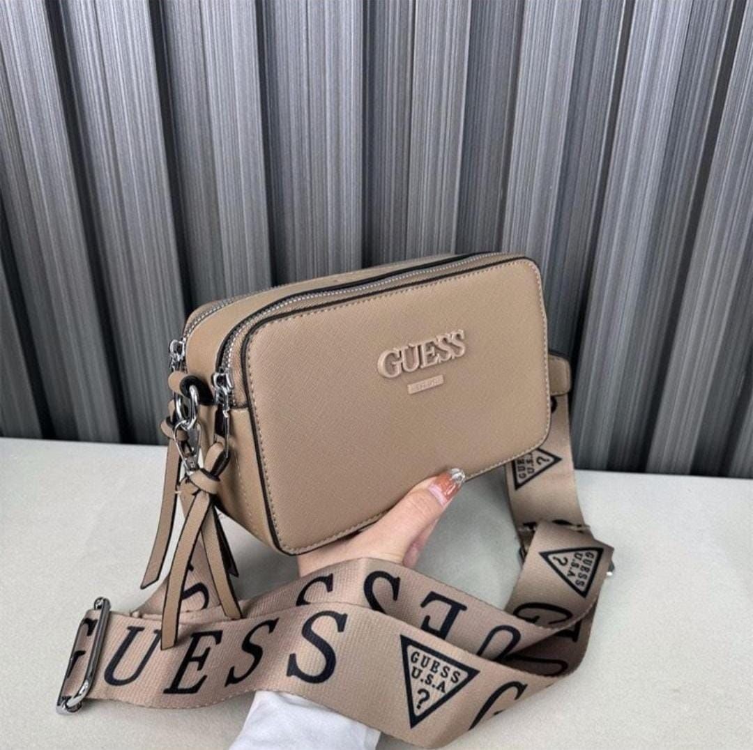 Guess Handbag – Chic & Stylish 👜✨_0