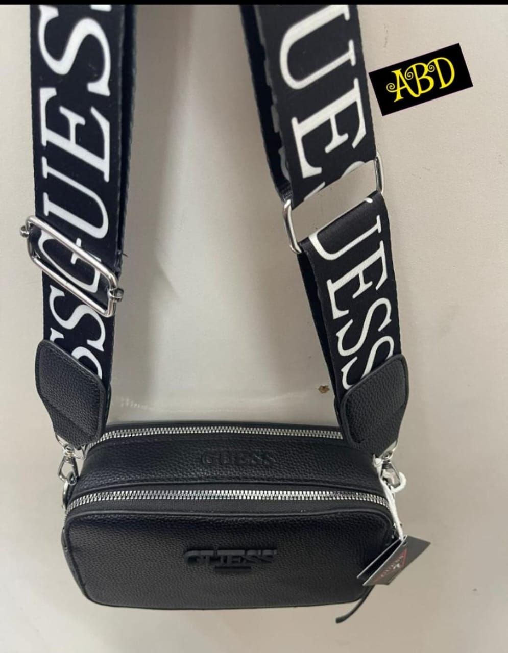 Guess Handbag – Chic & Stylish 👜✨_4