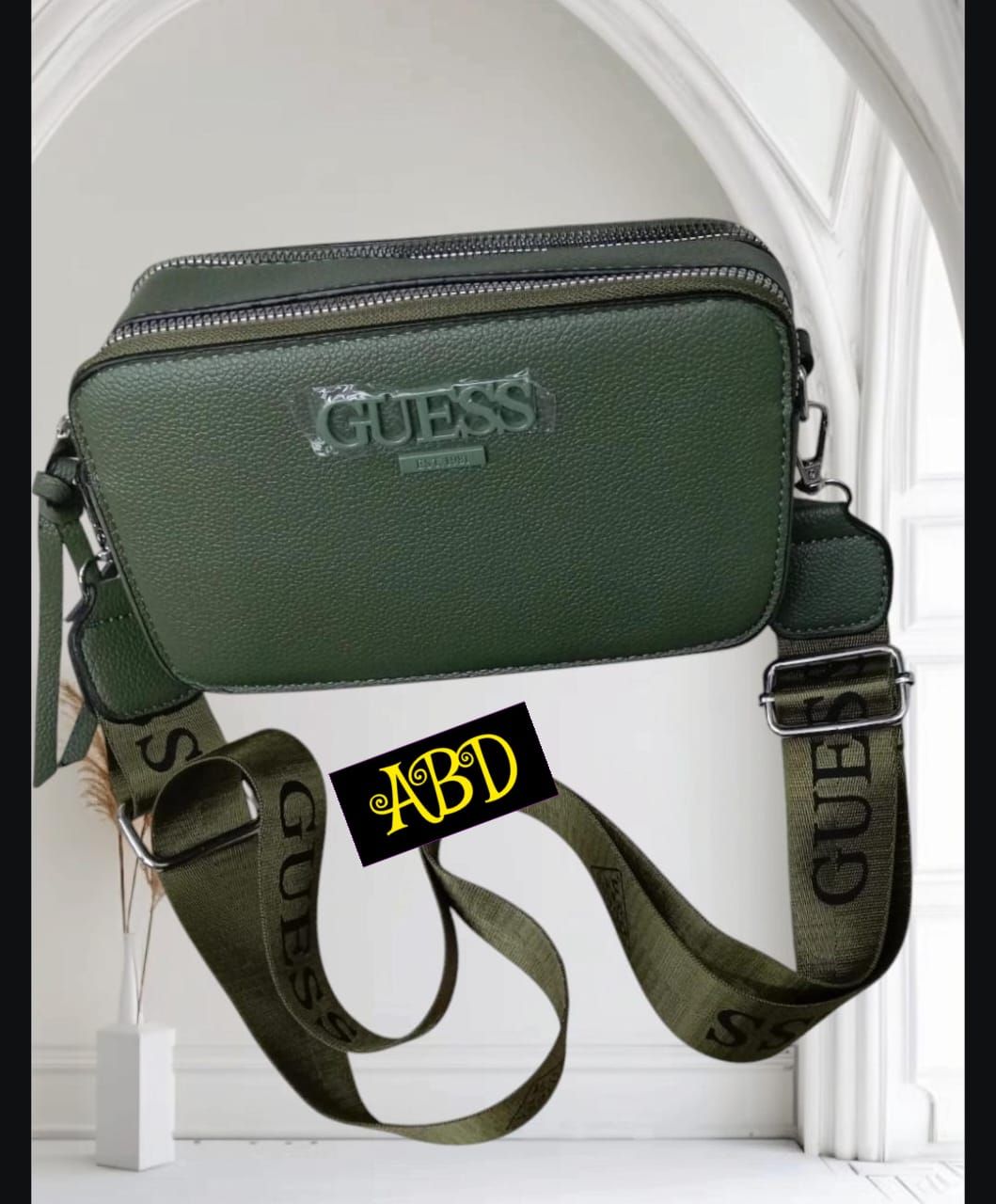 Guess Handbag – Chic & Stylish 👜✨_8