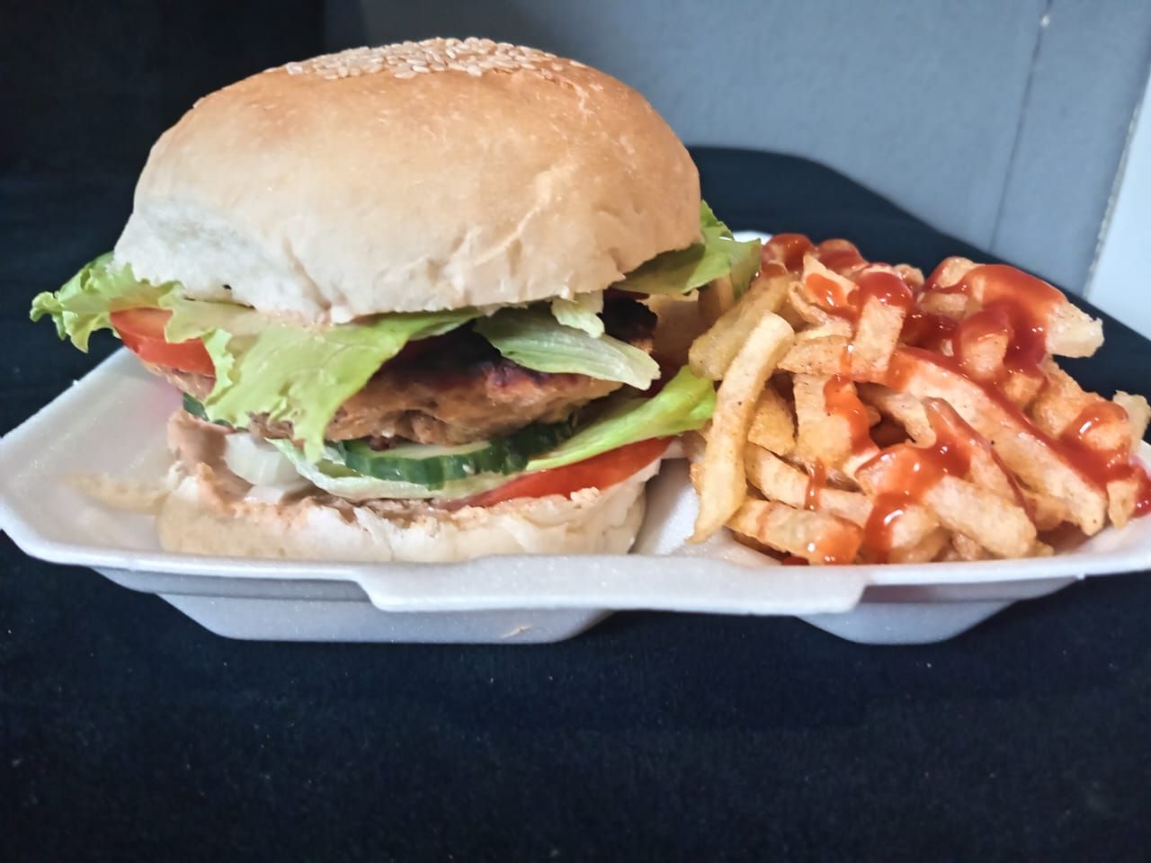 Chiken big burger with chips and fizz drink_1