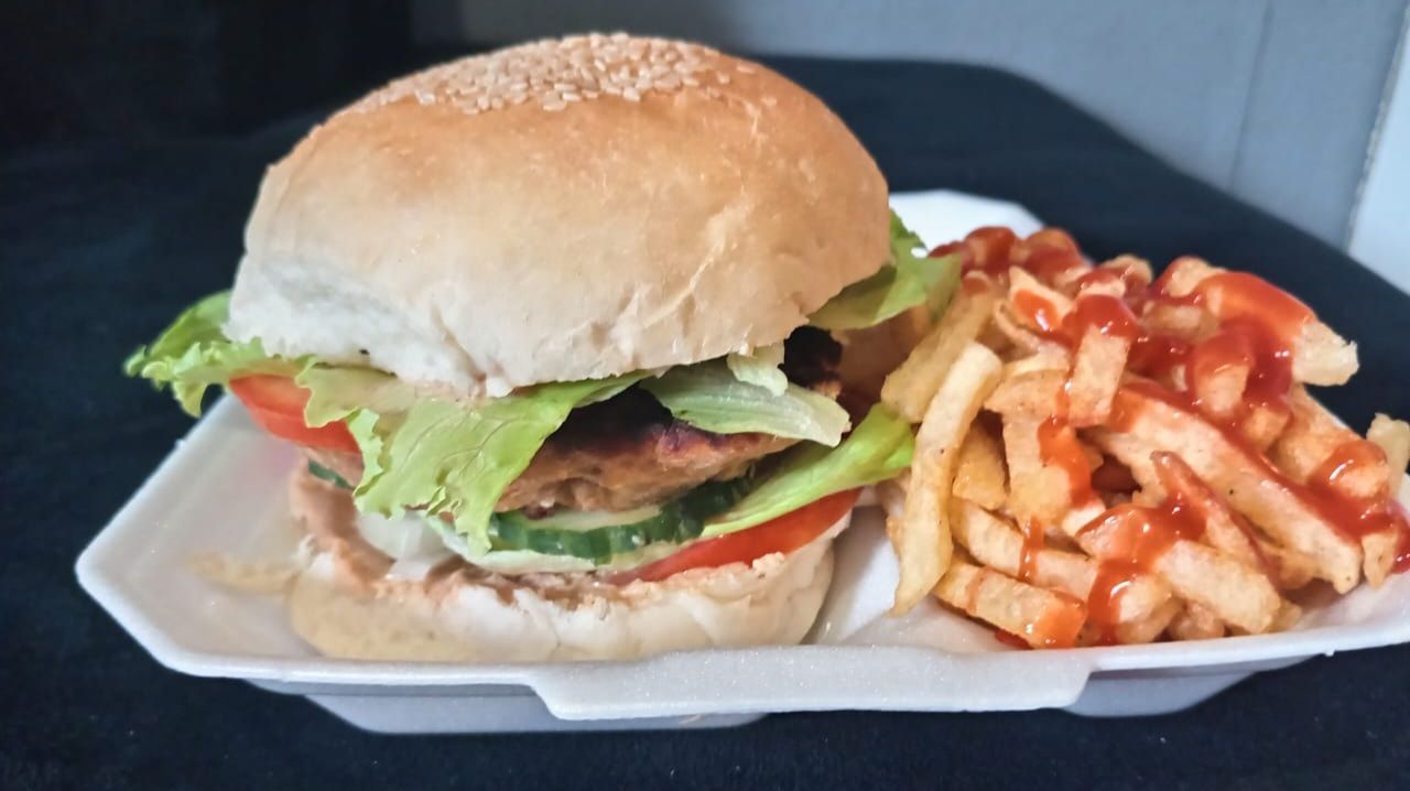 Chiken big burger with chips and fizz drink_0