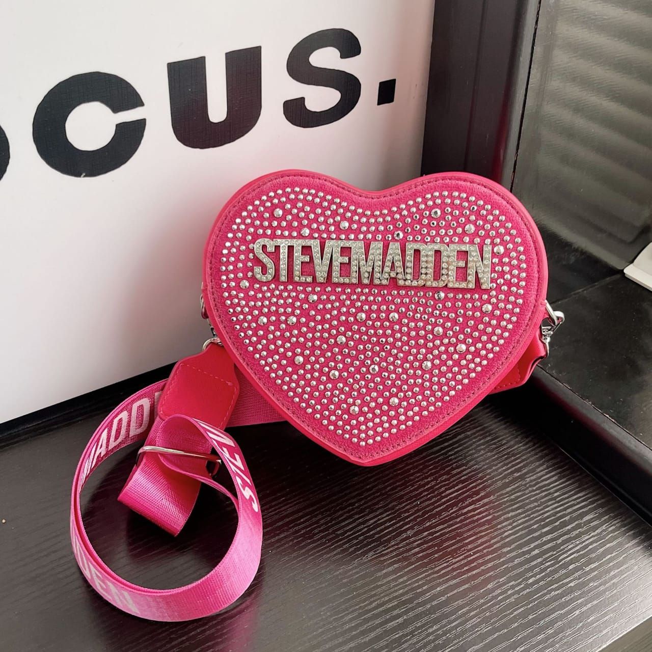 Steve Madden Heart-Shaped Crossbody Bag – Chic & Playful Accessory 💖👜_1