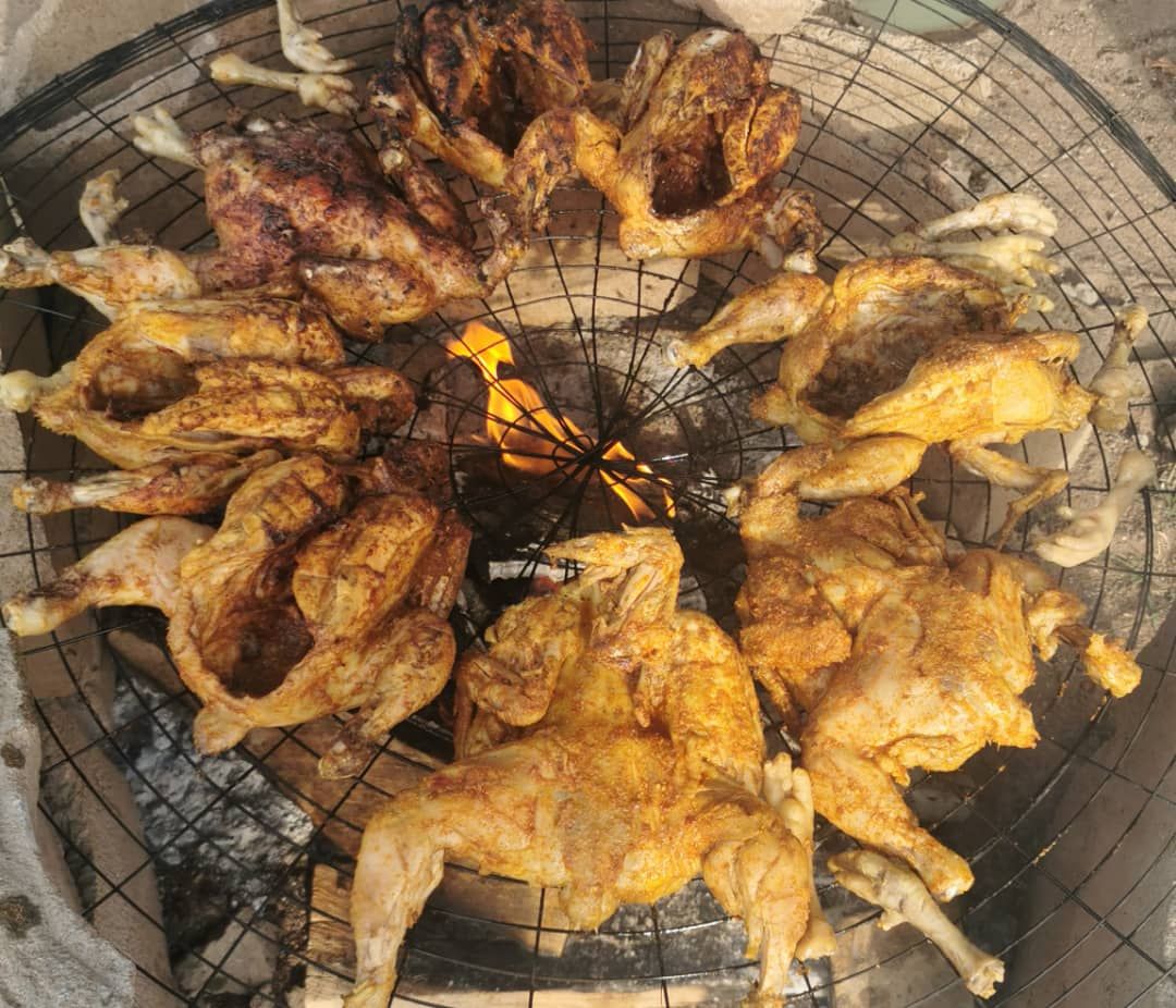 Poulet flambé accompagné d'une ration d'attieke _0