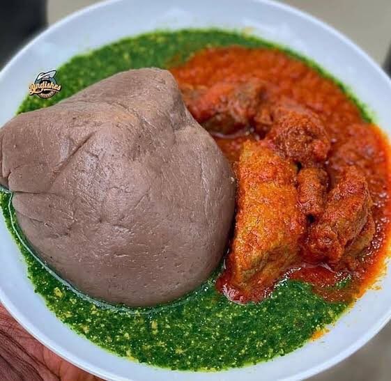 Sauce tomate au poisson frais (silivi) avec pâte noire _0