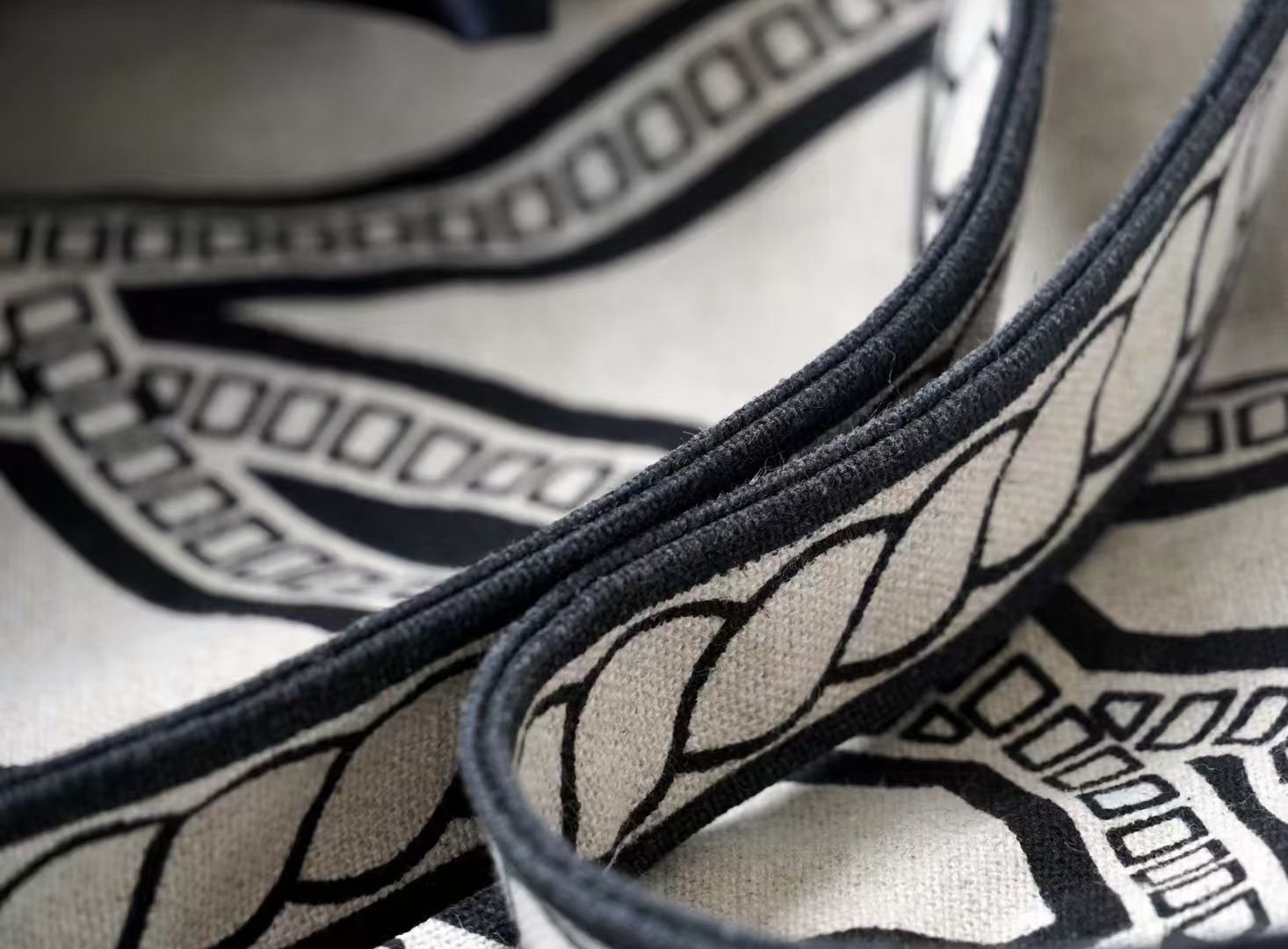 [Preorder] - Printed Canvas Shopping Tote _3