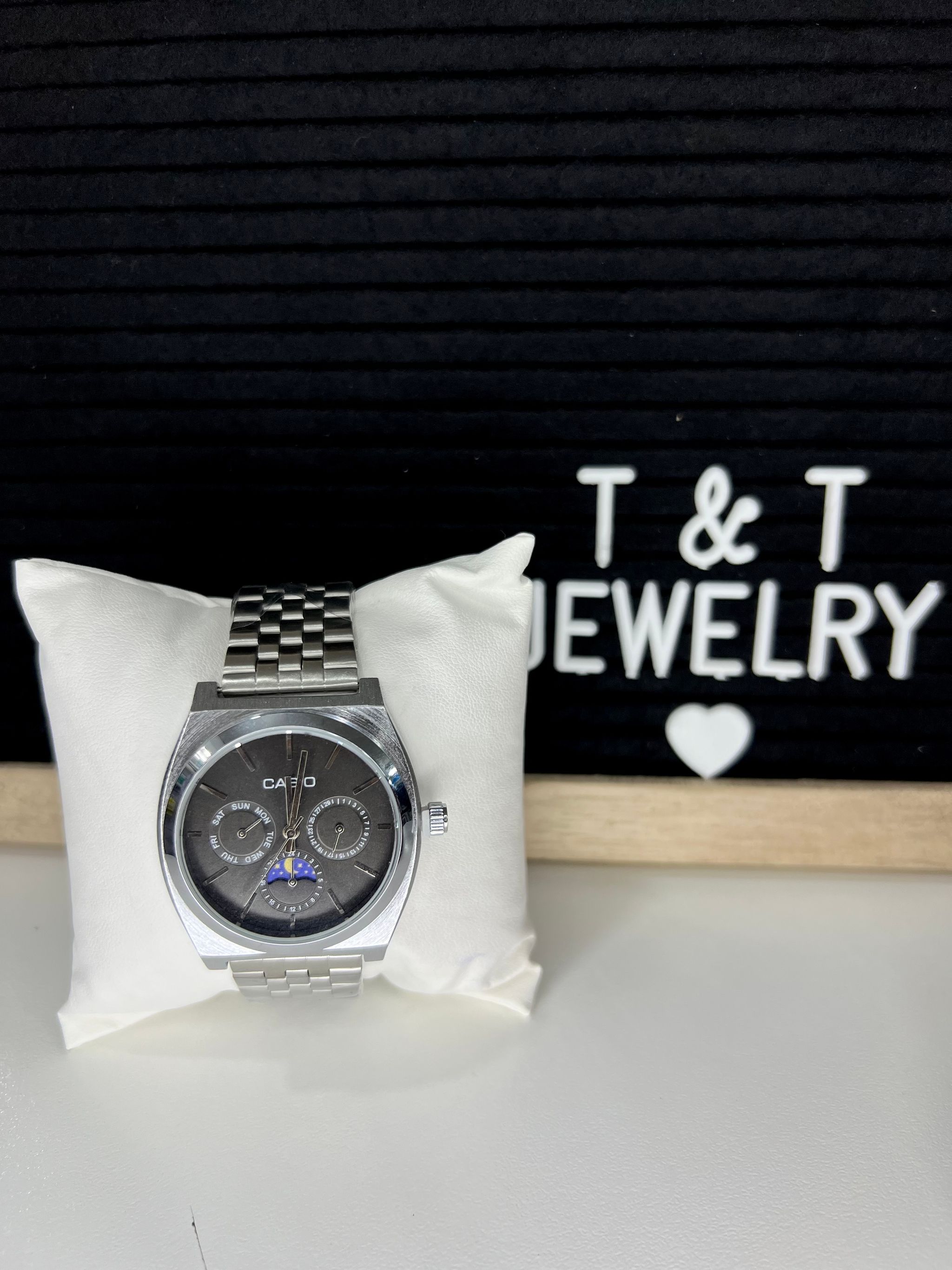 Silver Watch with date, day._0