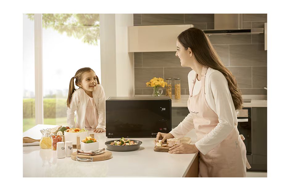 LG NeoChef™ | Four à micro-ondes Solo | 25 L | MS2595DIS_9