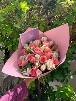 12 rosas con astromelias_0