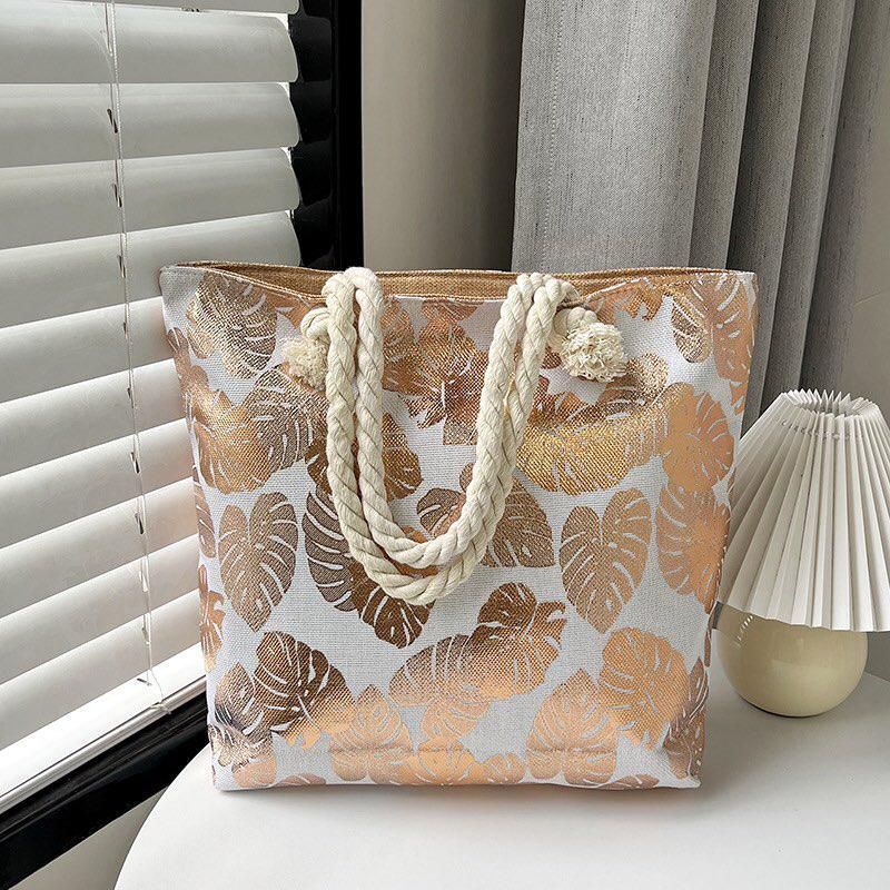 Spacious summer bag._2