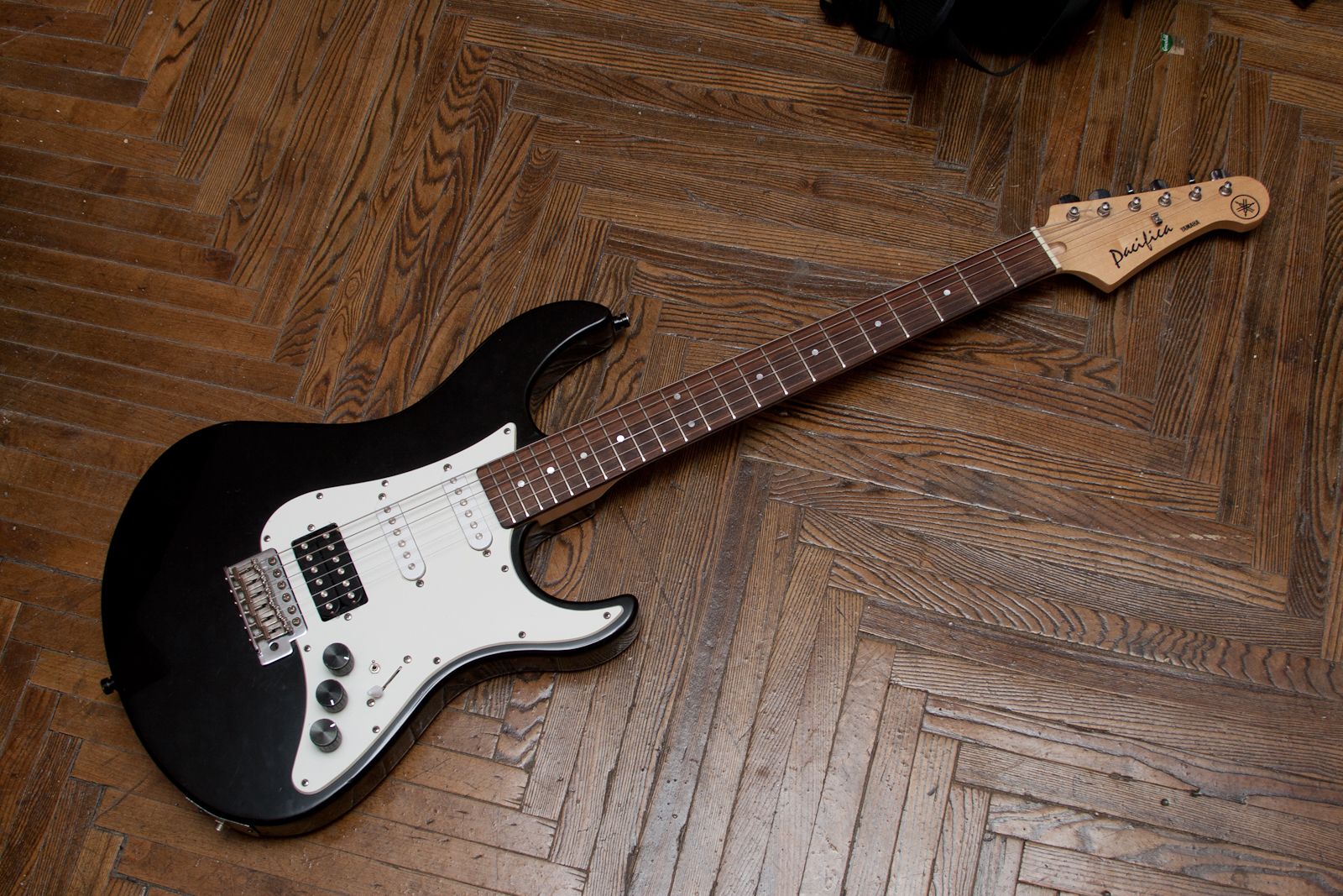 GUITARE ÉLECTRIQUE YAMAHA PACIFICA PAC012_1