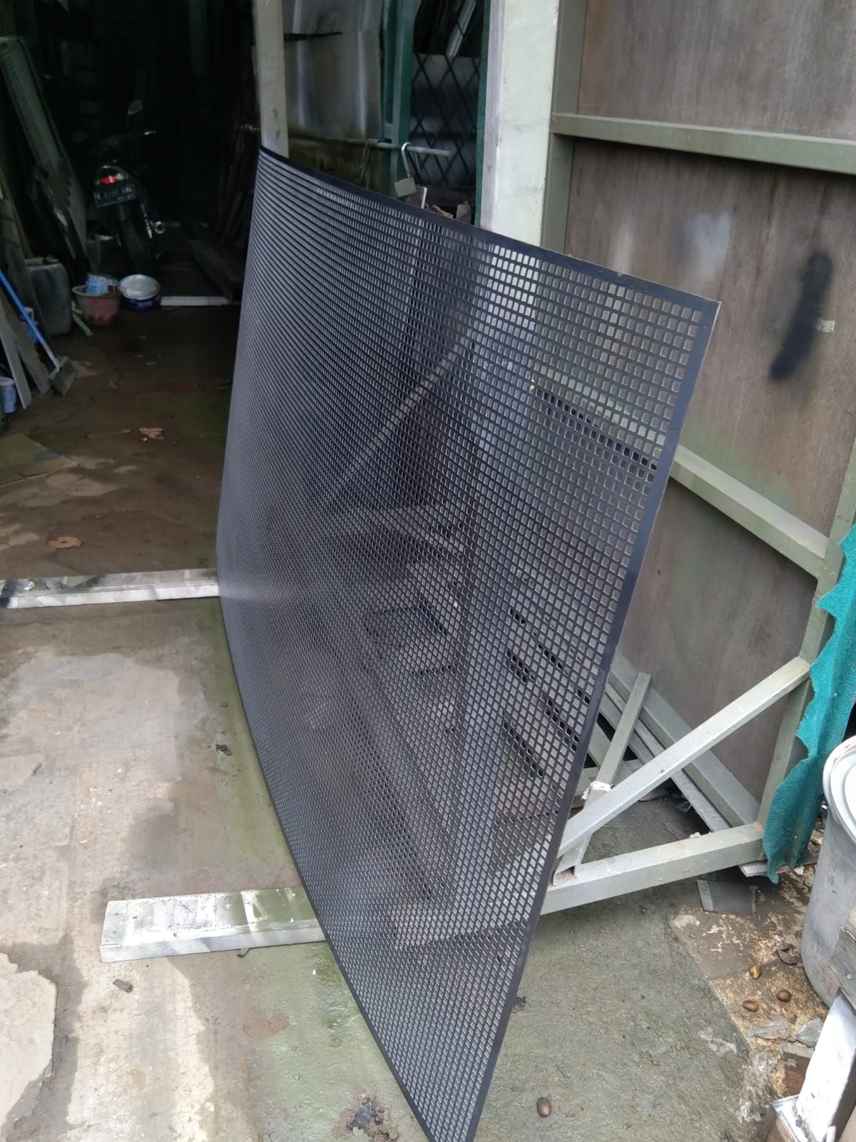 Plat Lubang Besi hitam sphc tbl 1.0mm 4x8 ft (1.20 x 2.40m) _2