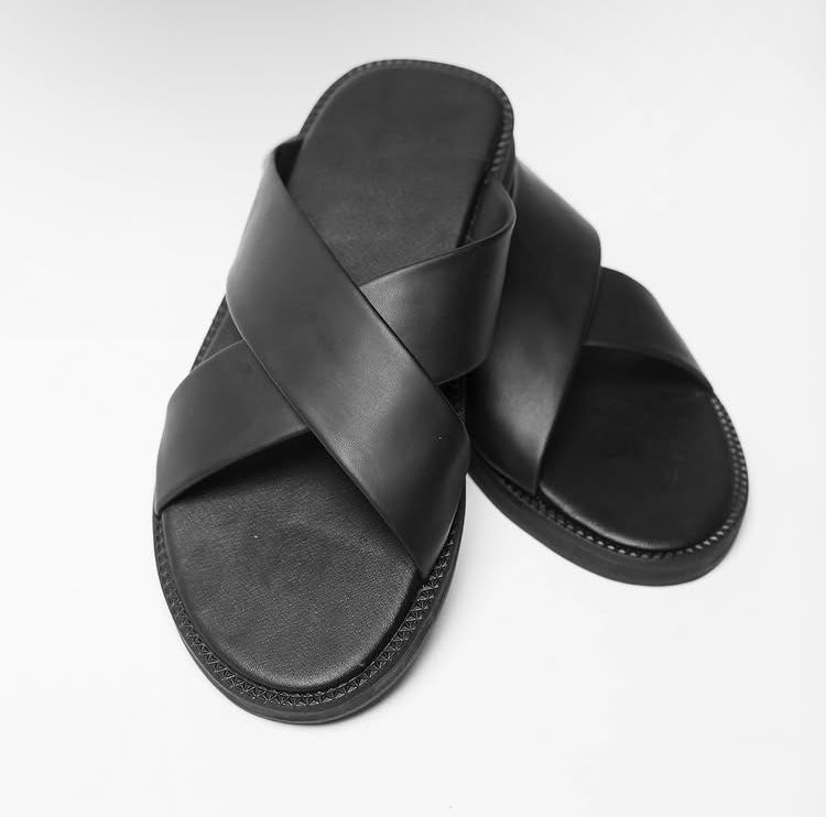 Plain black cross slippers _0