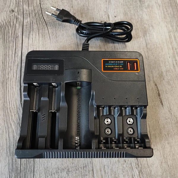 Multiple Slot AC220v Powered Lithium 18650/21700/26650/32650 Charger (10006059)_3