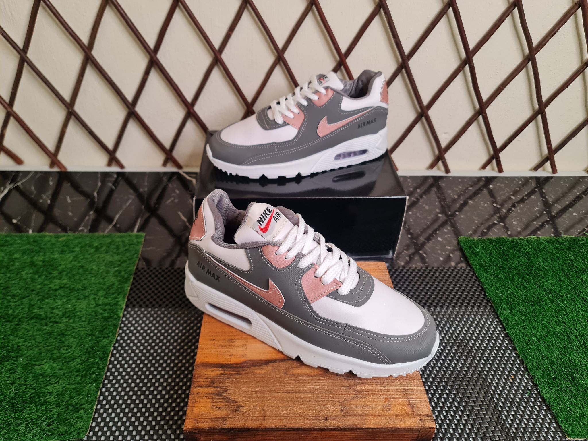 MAX GRIS CON ROSA _2