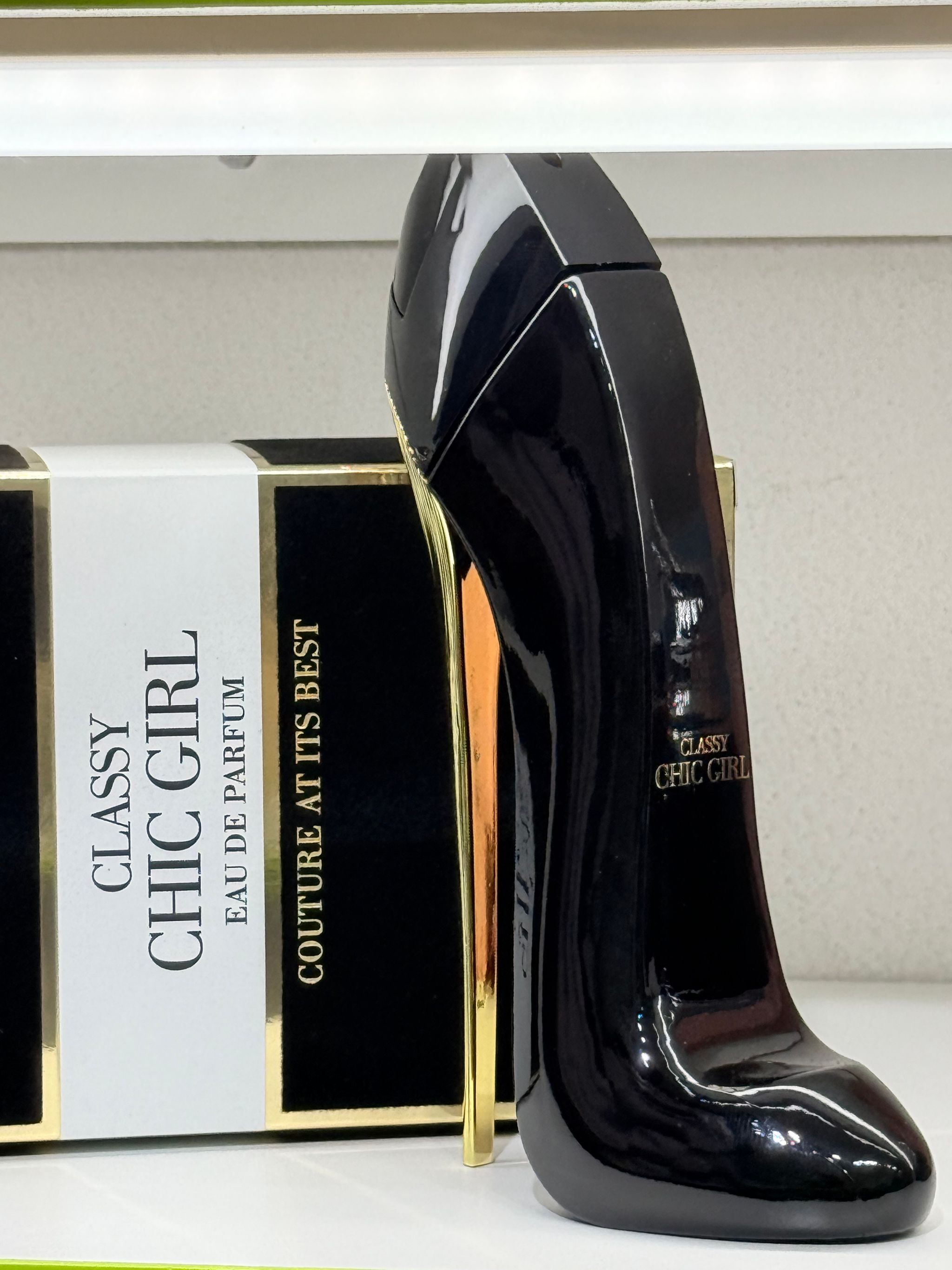 CLASSY CHIC GIRL_0
