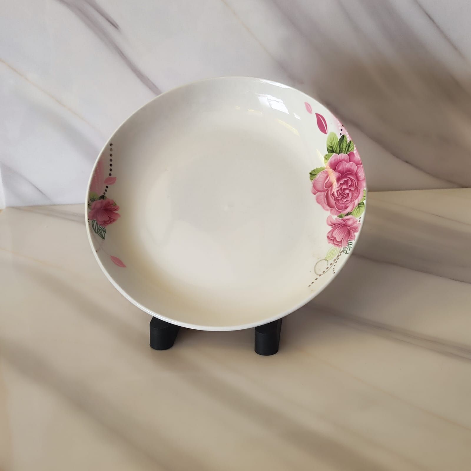 Assiette en Porcelaine à Roses Blanches - طبق من الخزف مزين بالورد الأبيض_0