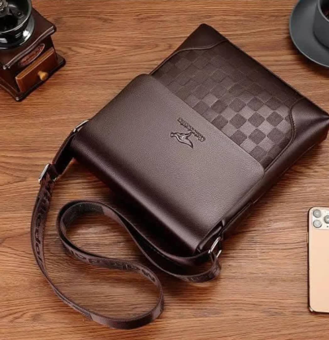 Sac en Bandoulière Mixte, Excellente Qualité. Prix de vente: 15 000 FCFA  Bénéfice: 2000 FCFA/Sac vendu. Offre valable 30 jours renouvelable. _0