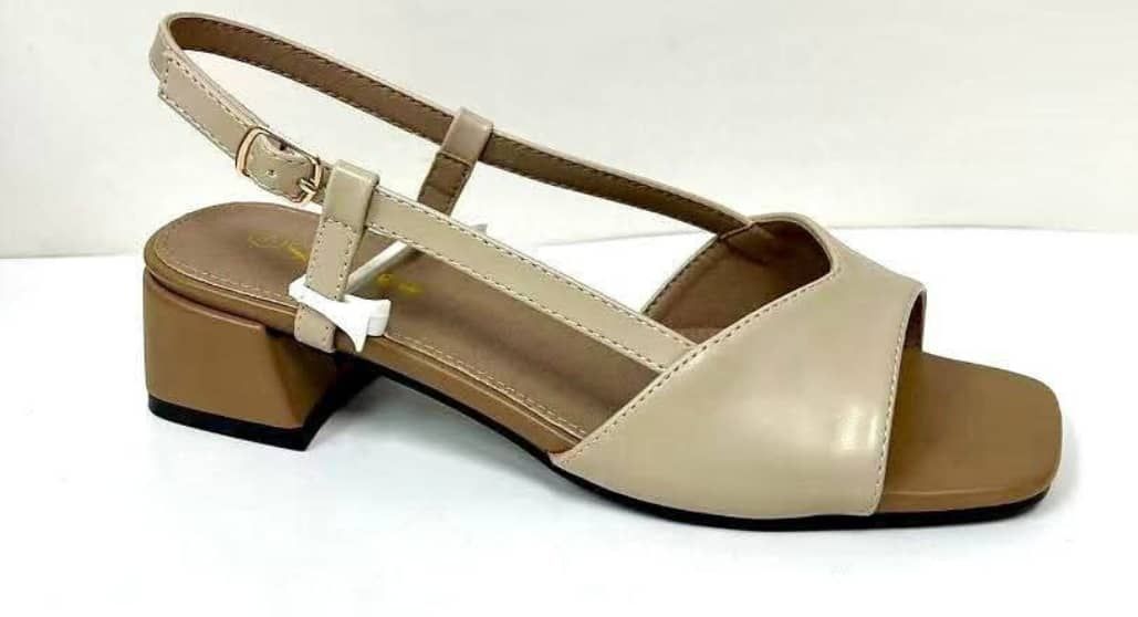 Chaussure Dame très bonne qualité. Pointure 37 à 42.  Prix de vente: 15 000 FCFA  Bénéfice 2000 FCFA/Chaussure vendue. Offre valable 30 jours renouvelable._0