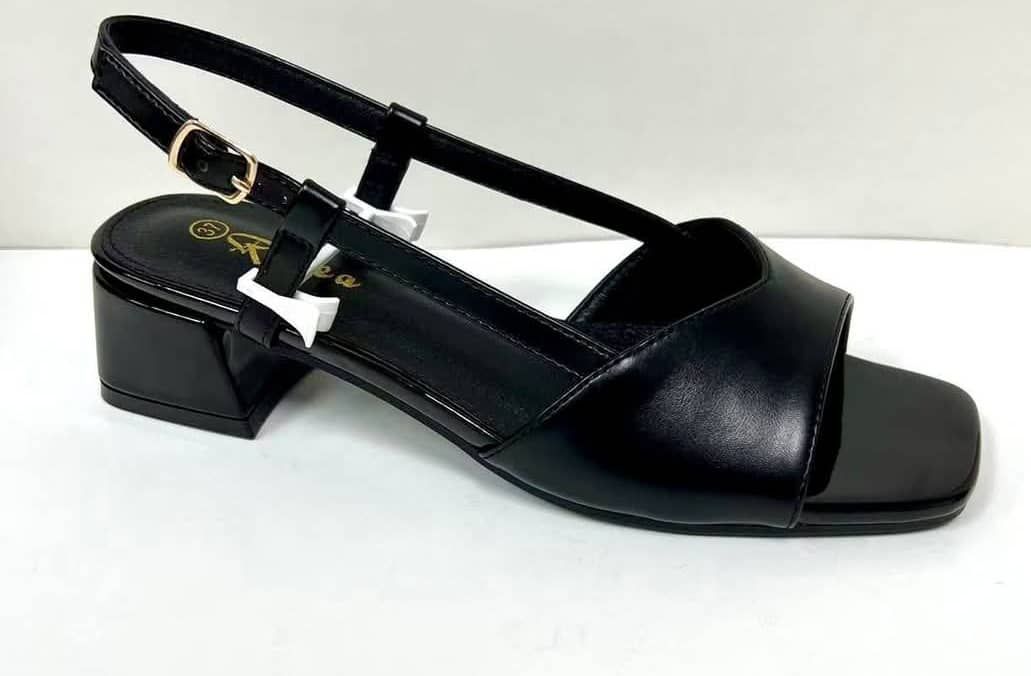 Chaussure Dame très bonne qualité. Pointure 37 à 42.  Prix de vente: 15 000 FCFA  Bénéfice 2000 FCFA/Chaussure vendue. Offre valable 30 jours renouvelable._0