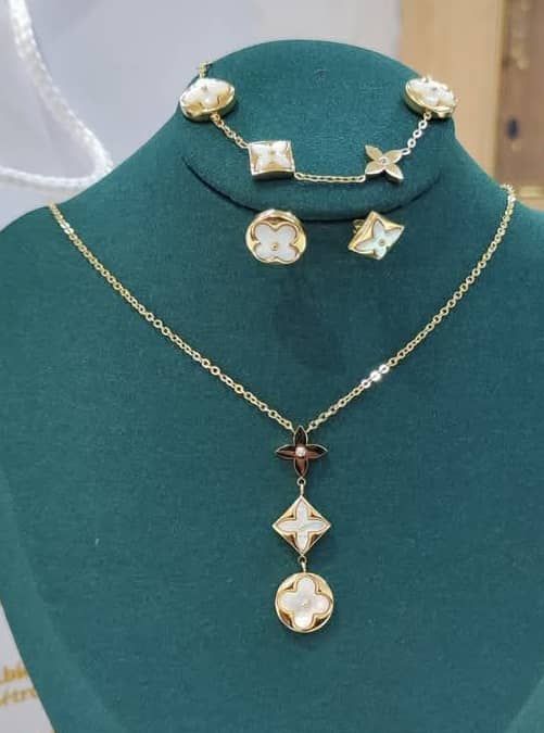 Bijoux, Or Plaqué . Prix de vente: 40 000 FCFA  Bénéfice: 2000 FCFA/Bijoux Vendu.  Offre valable 30 jours renouvelable._0