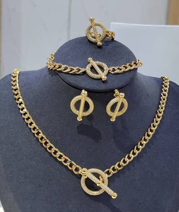 Bijoux, Or Plaqué & Zirconium . Prix de vente: 35 000 FCFA  Bénéfice: 2000 FCFA/Bijoux Vendu.  Offre valable 30 jours renouvelable._0