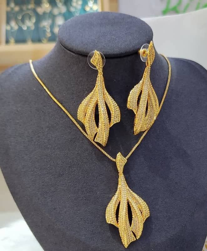 Bijoux, Or Plaqué & Zirconium . Prix de vente: 25 000 FCFA  Bénéfice: 2000 FCFA/Bijoux Vendu.  Offre valable 30 jours renouvelable._0