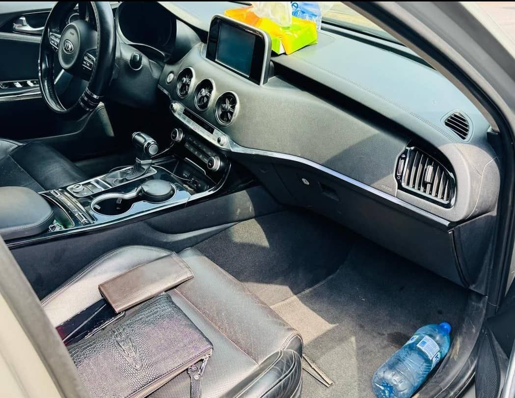 EN VENTE KIA STINGER, 2 CLÉS, DÉMARRAGE START,ANNÉE 07-2018, BOITE AUTOMATIQUE, 4 CYLINDRES, ESSENCE, Kilométrage :75000, TOUS LES PAPIERS SONT A JOUR. Détecteur de mouvement et de proximité Palettes au volant -Full Options Start-Stop Siège chauffant Gros coffre Commande vocale 5 modes de conduite : Mode Eco Mode Sport Mode Confort Mode Custom Mode Intelligent.  PRIX de vente: 10.8 MILLIONS à débattre. PRIX K.O: 9.5 MILLIONS K.O  Commission à la vente 100 000 FCFA.  _3