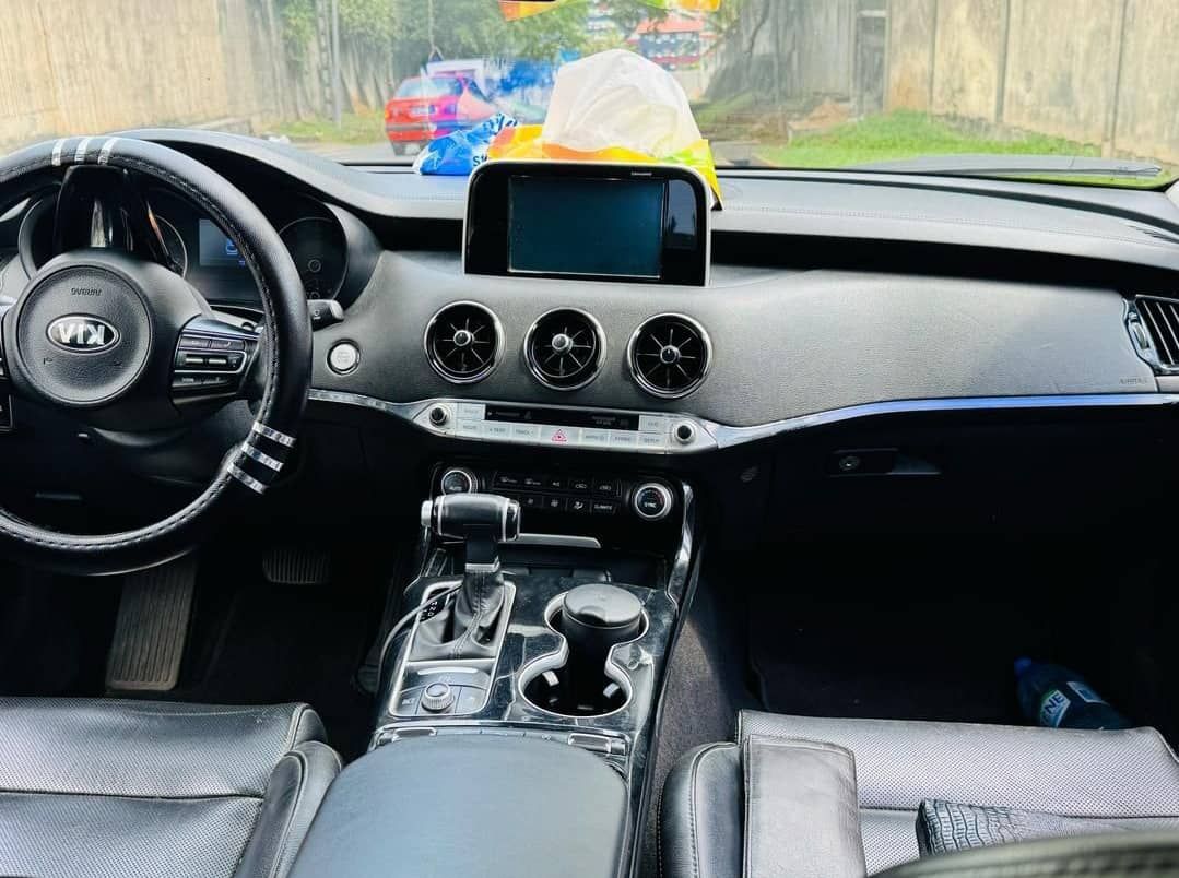 EN VENTE KIA STINGER, 2 CLÉS, DÉMARRAGE START,ANNÉE 07-2018, BOITE AUTOMATIQUE, 4 CYLINDRES, ESSENCE, Kilométrage :75000, TOUS LES PAPIERS SONT A JOUR. Détecteur de mouvement et de proximité Palettes au volant -Full Options Start-Stop Siège chauffant Gros coffre Commande vocale 5 modes de conduite : Mode Eco Mode Sport Mode Confort Mode Custom Mode Intelligent.  PRIX de vente: 10.8 MILLIONS à débattre. PRIX K.O: 9.5 MILLIONS K.O  Commission à la vente 100 000 FCFA.  _4
