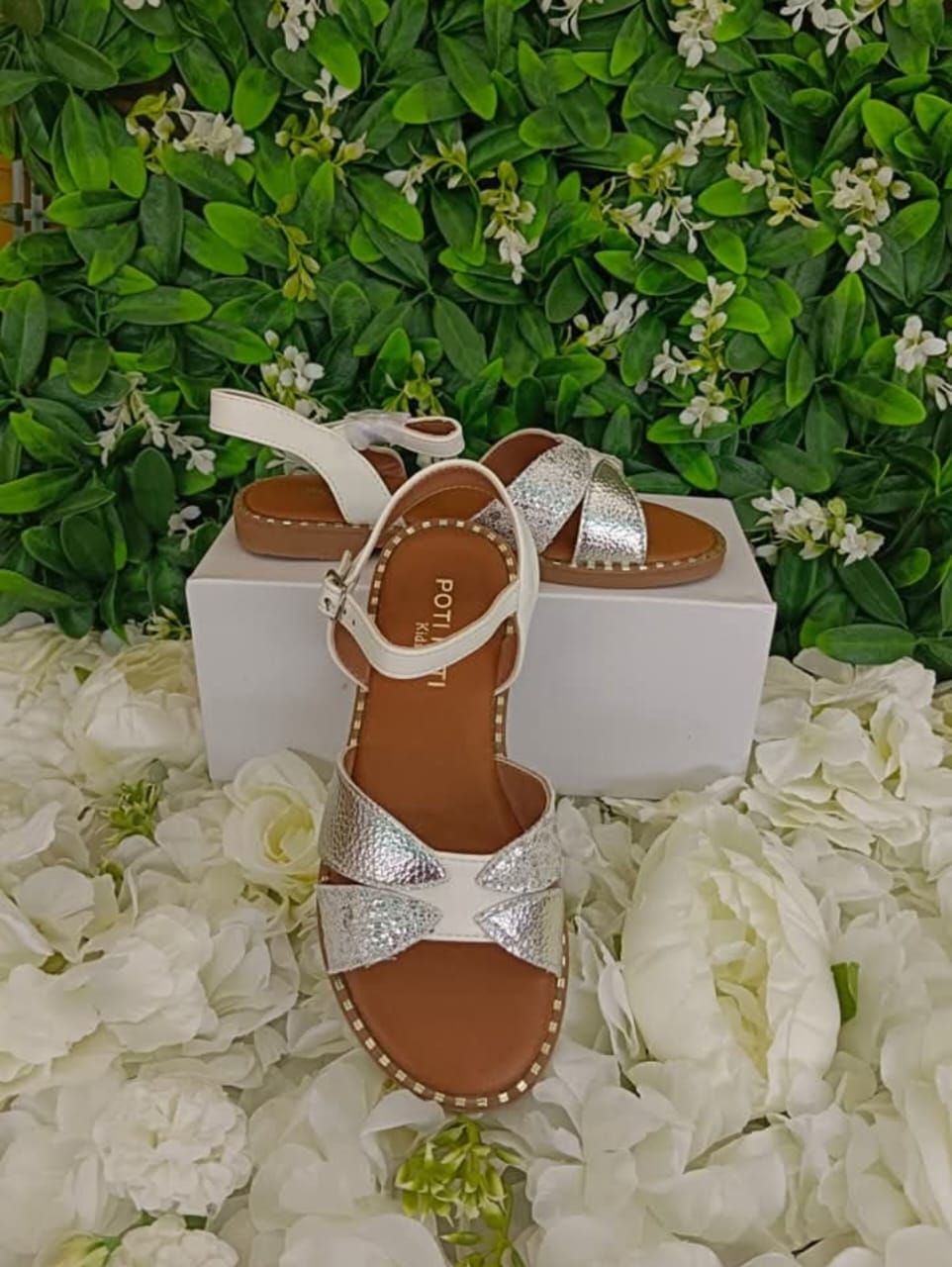 Chaussures Enfants Excellente Qualité. Pointure 30 à 35. Prix de vente: 15 000 FCFA  Bénéfice: 2000 FCFA.  Offre valable 30 jours renouvelable._0