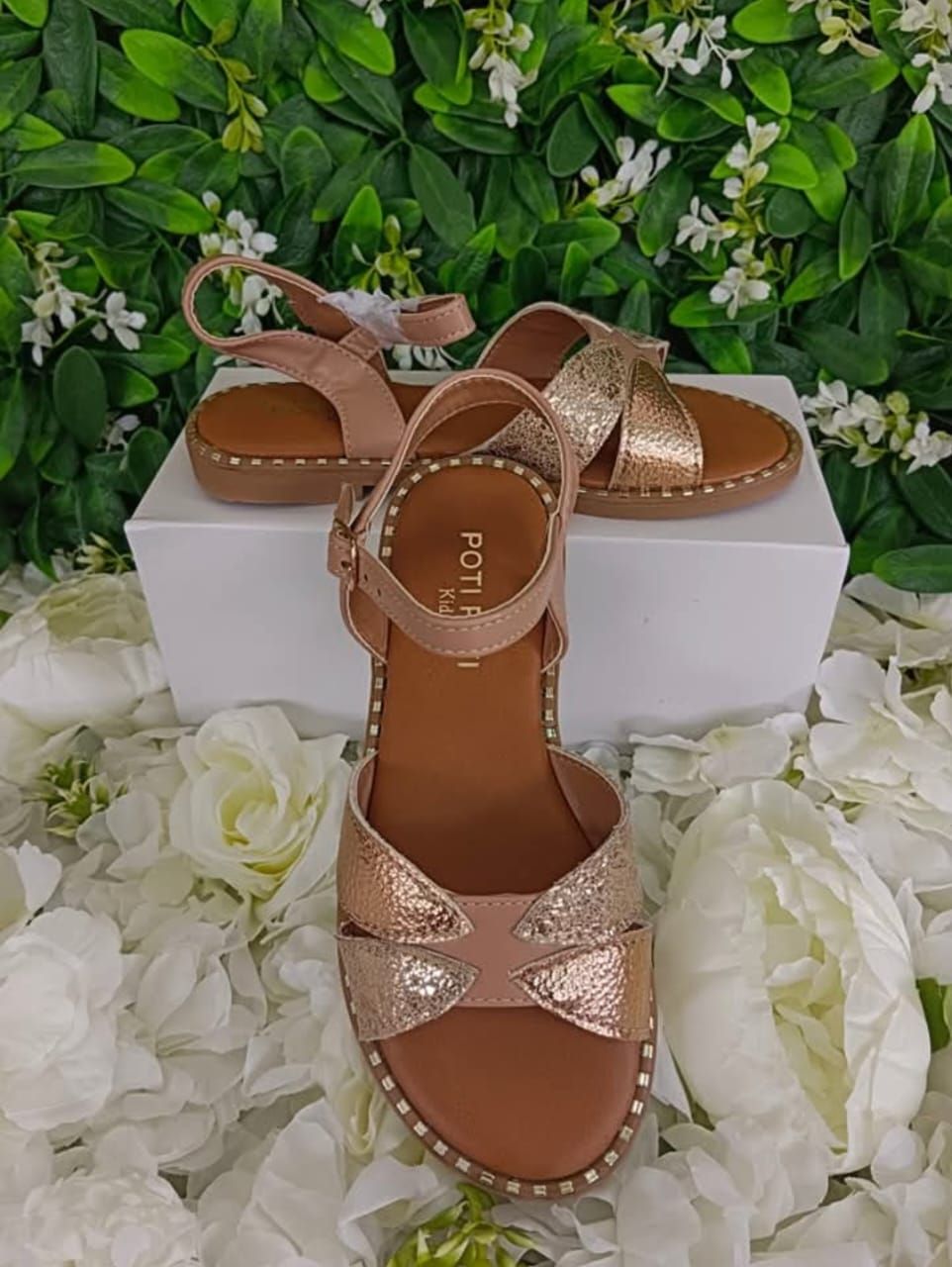 Chaussures Enfants Excellente Qualité. Pointure 30 à 35. Prix de vente: 15 000 FCFA  Bénéfice: 2000 FCFA.  Offre valable 30 jours renouvelable._0