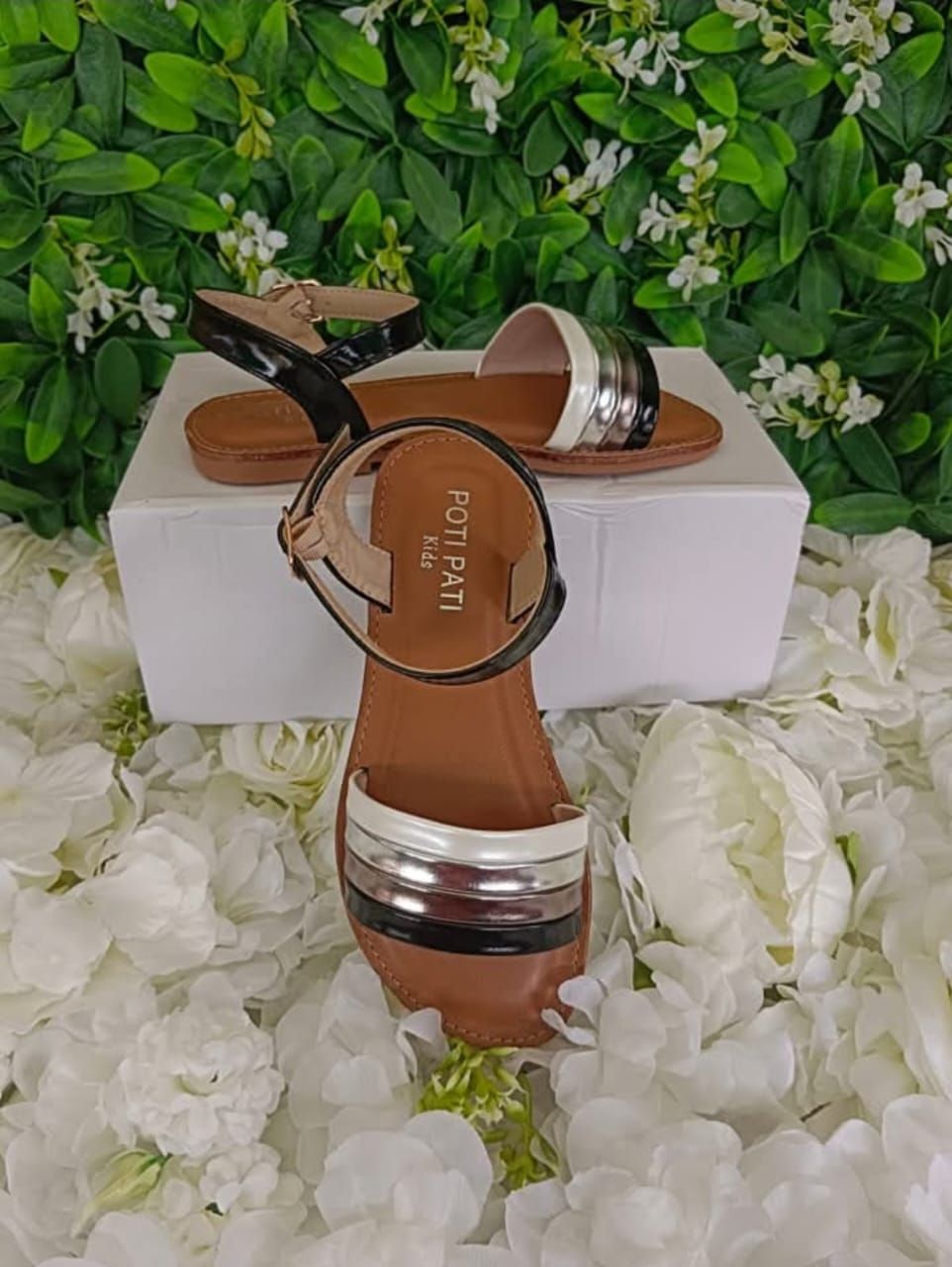 Chaussures Enfants Excellente Qualité. Pointure 30 à 35. Prix de vente: 15 000 FCFA  Bénéfice: 2000 FCFA.  Offre valable 30 jours renouvelable._0