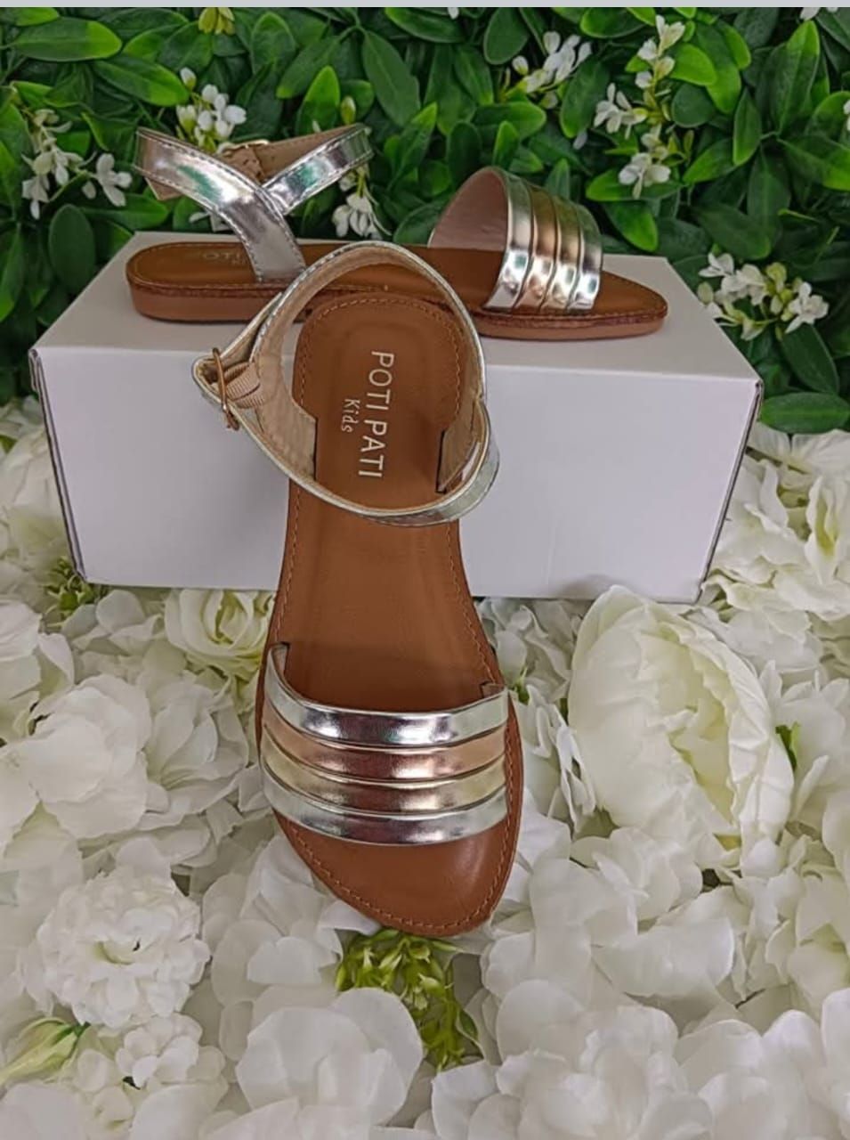 Chaussures Enfants Excellente Qualité. Pointure 30 à 35. Prix de vente: 15 000 FCFA  Bénéfice: 2000 FCFA.  Offre valable 30 jours renouvelable._0