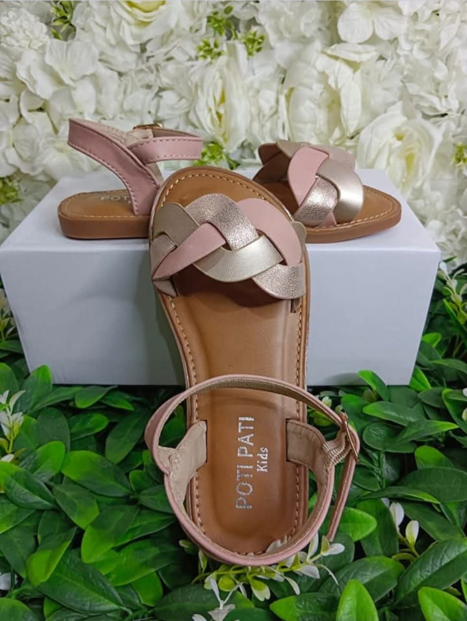 Chaussures Enfants Excellente Qualité. Pointure 30 à 35. Prix de vente: 15 000 FCFA  Bénéfice: 2000 FCFA.  Offre valable 30 jours renouvelable._0