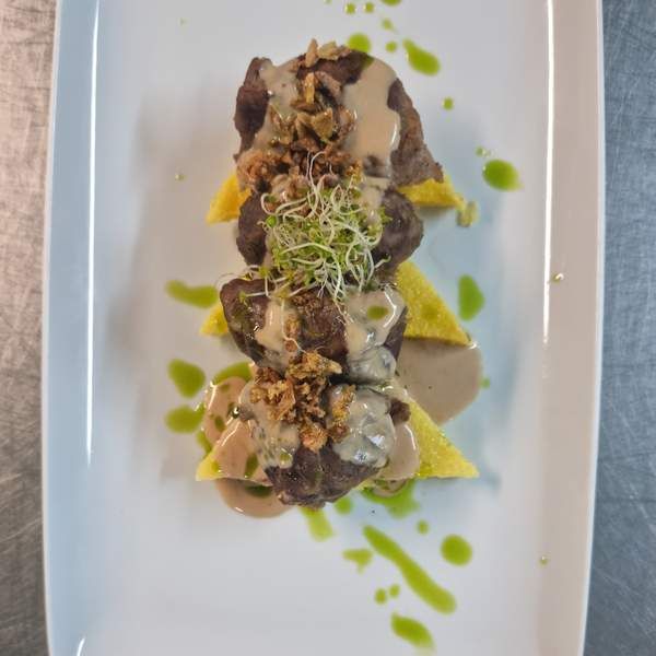 Obrăjori de porc cu mămăliguță_0