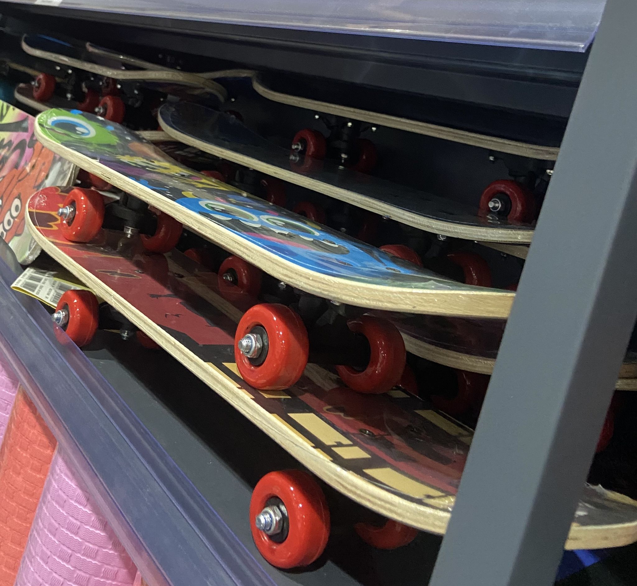 Skateboard – Plateau décoré avec roulettes rouges_3