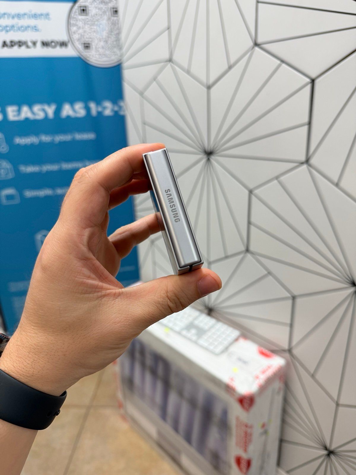 Samsung Galaxy Z Flip 6 256GB Factory Unlocked - Like New_5