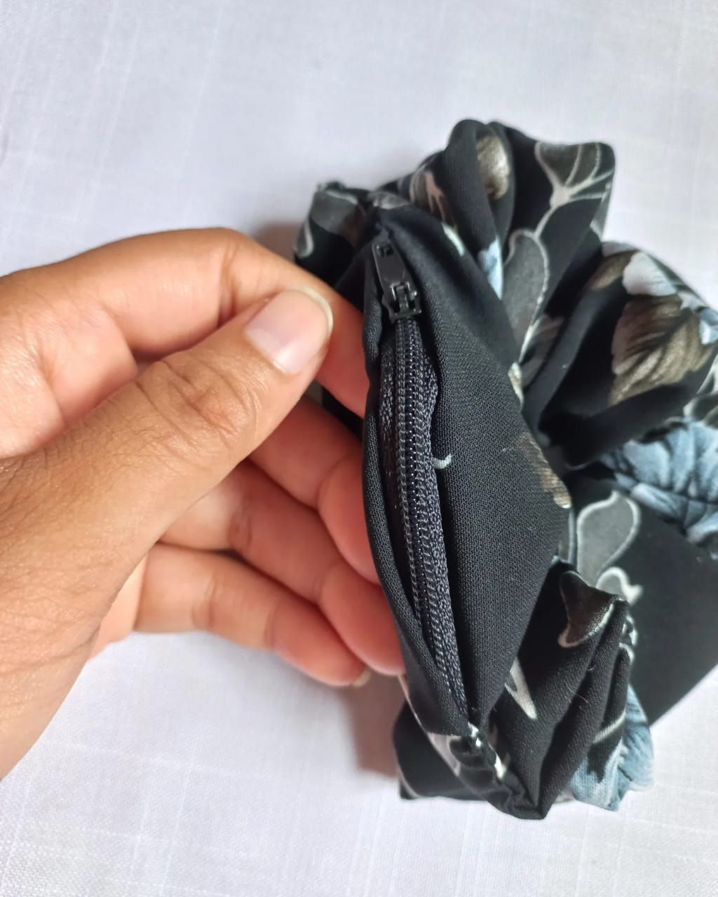 🌼 Zip Scrunchie – Your Little Secret Keeper_1