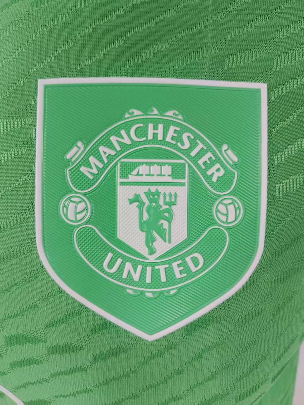 Manchester United 2025/26 Goalkeeper Shirt 3 (Green / White)_3