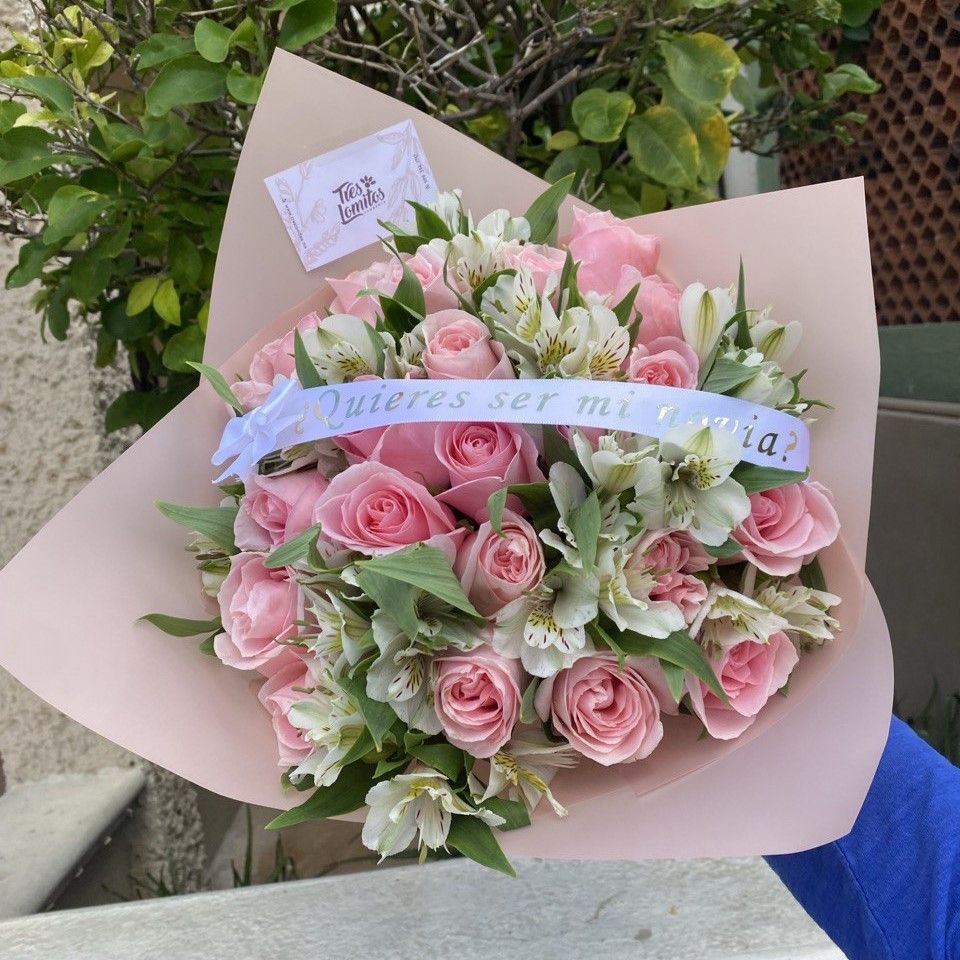 Rosas con Alstromelia y listón_1